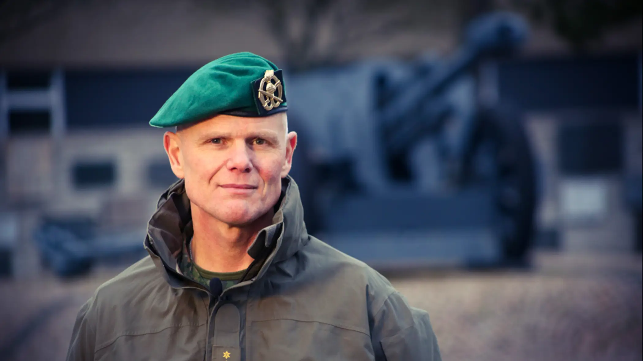 Generaal Jan Swillens op een podium.