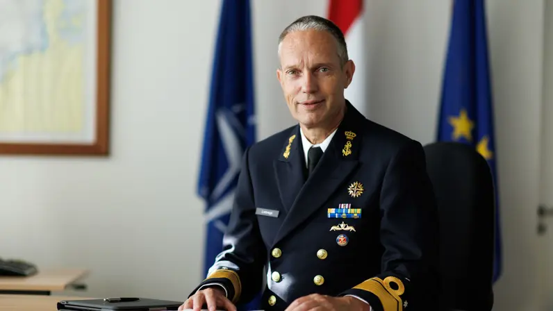 Vice-admiraal Harold Liebregs achter zijn bureau.