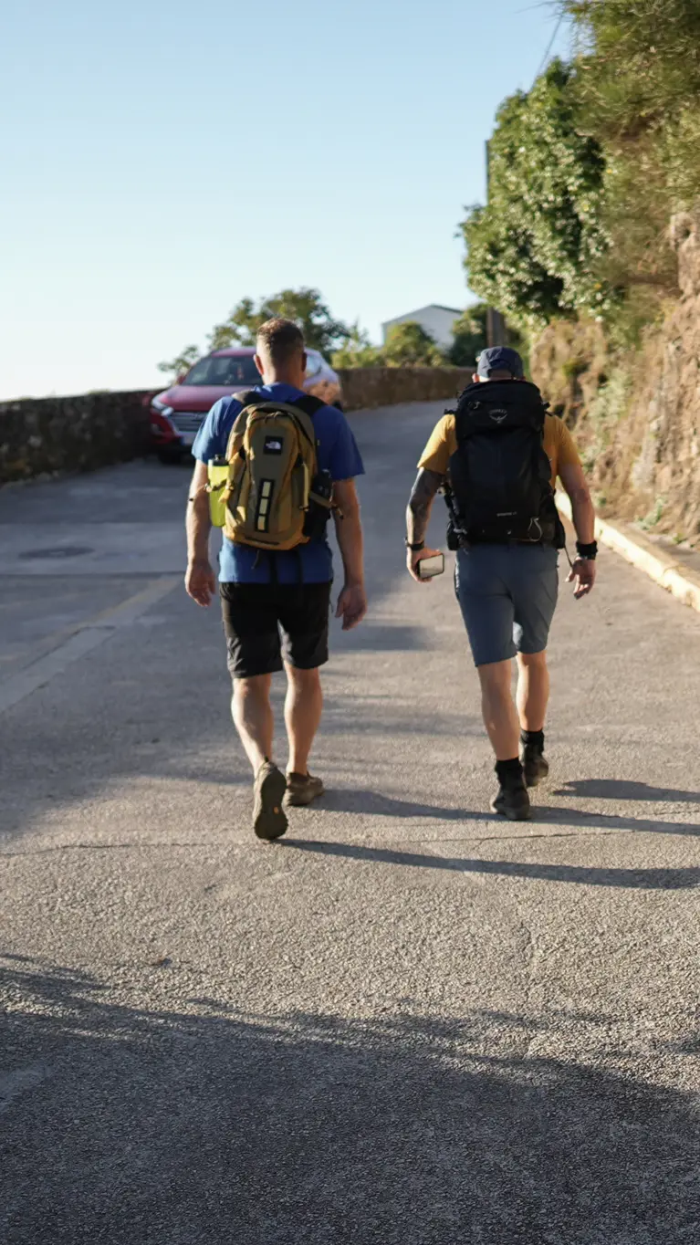 Militairen lopen een deel van de Camino