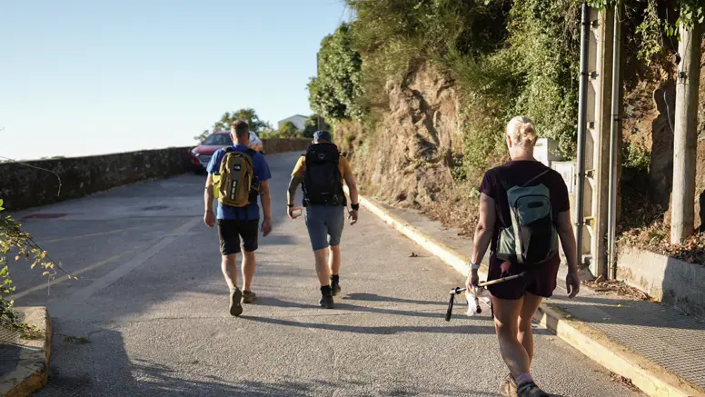 Militairen lopen een deel van de Camino