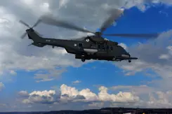 Een Caracal-helikopter vliegt door het luchtruim.