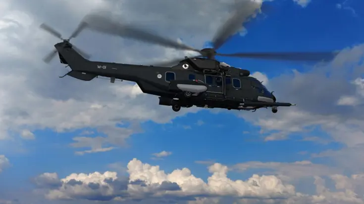 Een Caracal-helikopter vliegt door het luchtruim.
