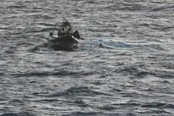 Zwart-witfoto van bootje op zee.
