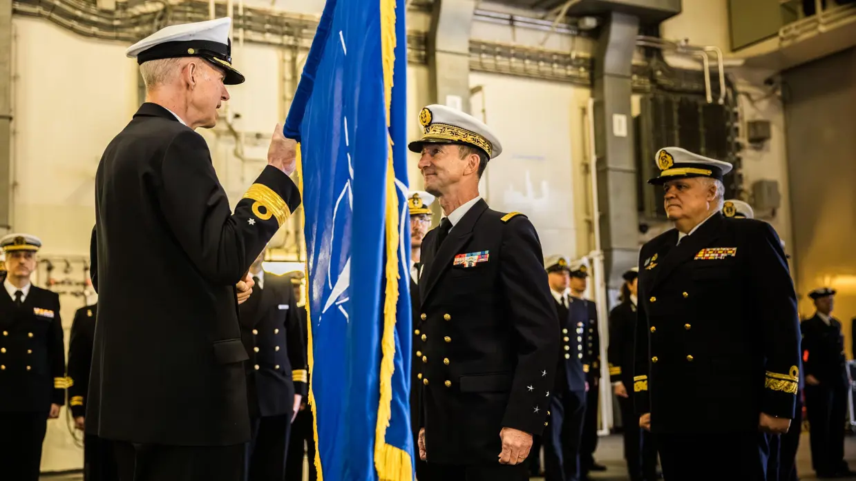 Een vaandel wordt overgedragen aan de nieuwe commandant. 