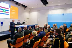 Eichelsheim spreekt de aanwezigen toe. 