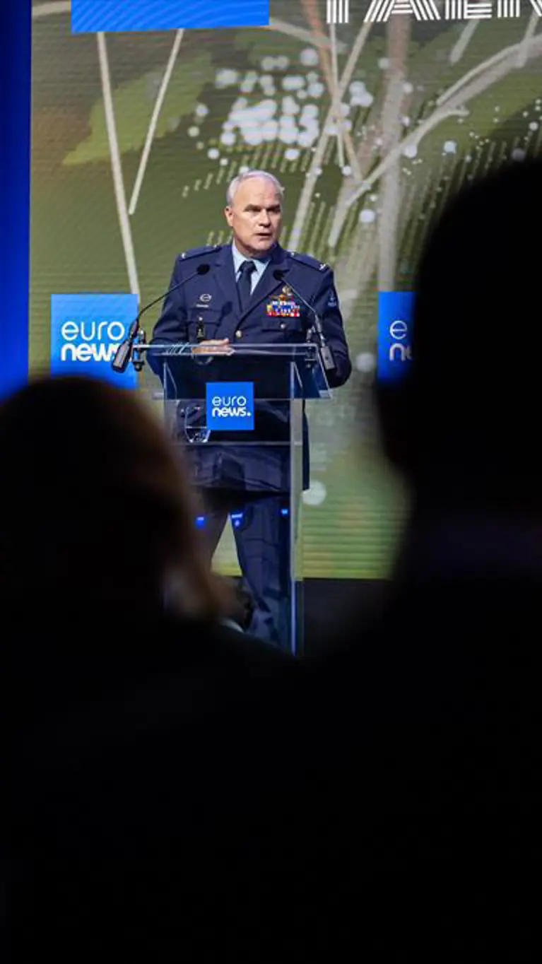 de hoogste generaal van Defensie, Onno Eichelsheim, houdt een speech