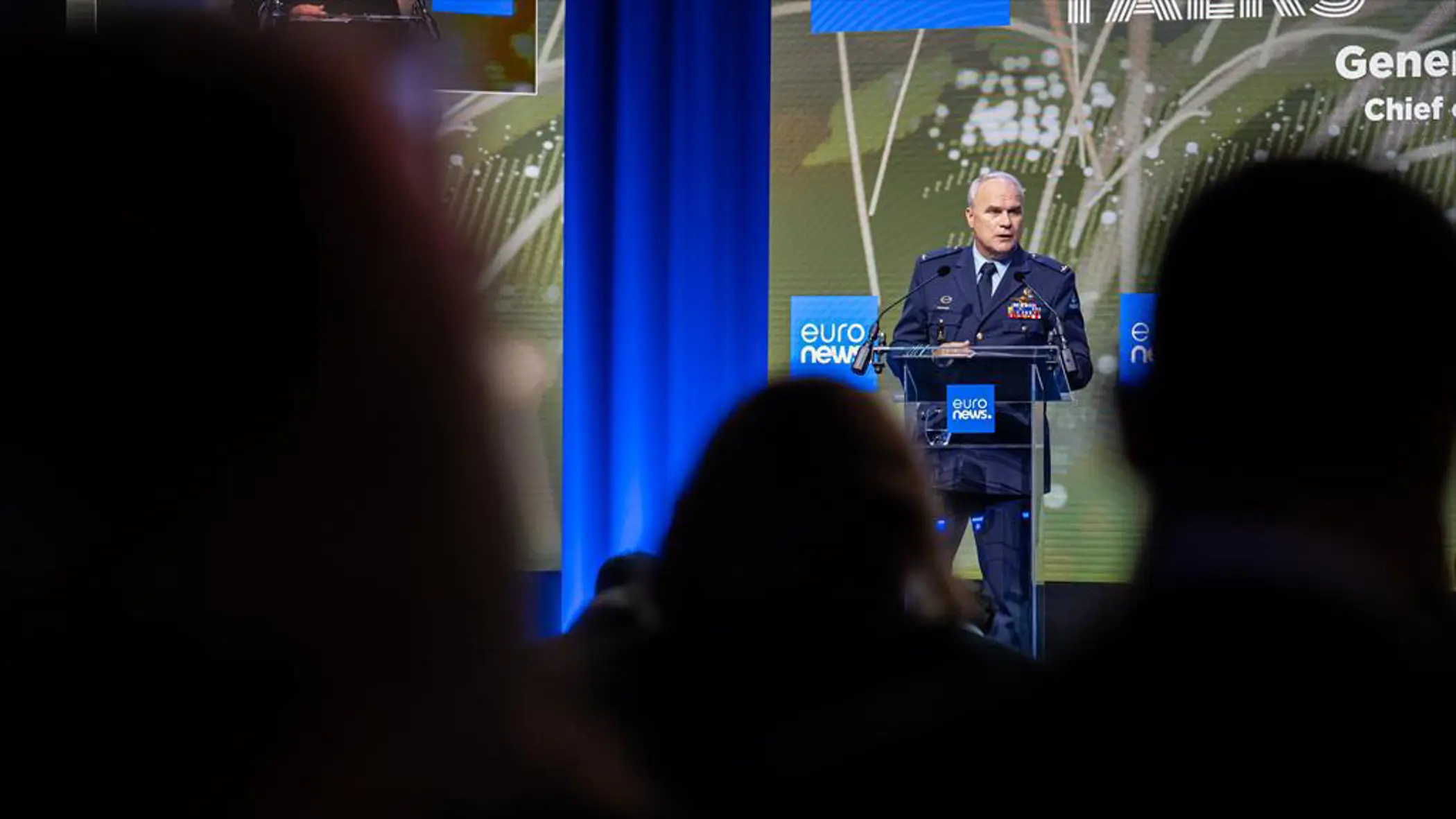 de hoogste generaal van Defensie, Onno Eichelsheim, houdt een speech