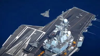 Links varen twee fregatten aan weerszijde van een bevoorrader en rechts een Mirage die net wordt gelanceerd vanaf FS Charles de Gaulle.