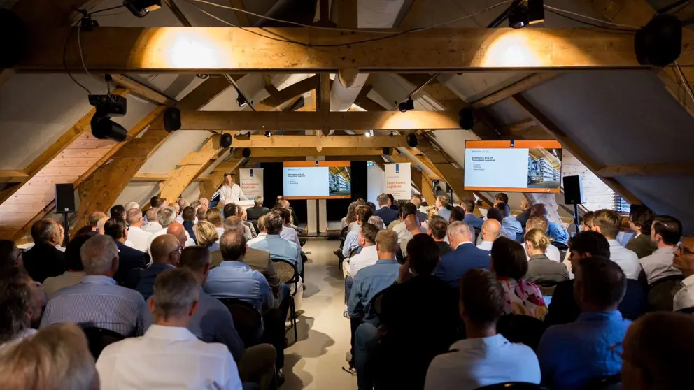 Een informatiebijeenkomst in Kasteel Woerden voor de diensten wegtransport en overslag met achterhoofden van de deelnemers en luitenant-generaal Jan Willem Maas op het podium.