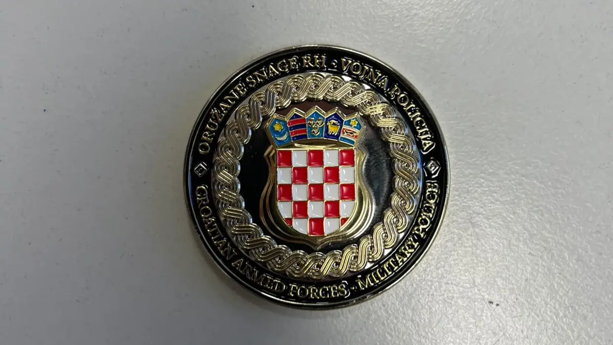 Close-up van een coin met daarop de tekst Croatia Armed Force – Military Police.