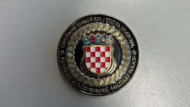 Close-up van een coin met daarop de tekst Croatia Armed Force – Military Police.