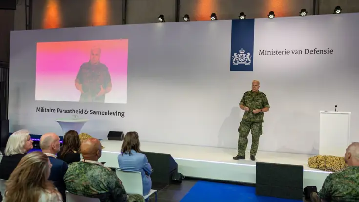 Commandant Der Strijdkrachten Generaal Onno Eichelsheim Aan Het Woord.