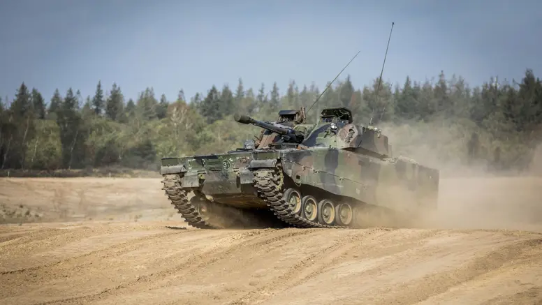 Een CV90-infanteriegevechtsvoertuig.