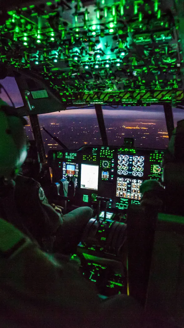 Cockpit van militair vliegtuig bij avond.
