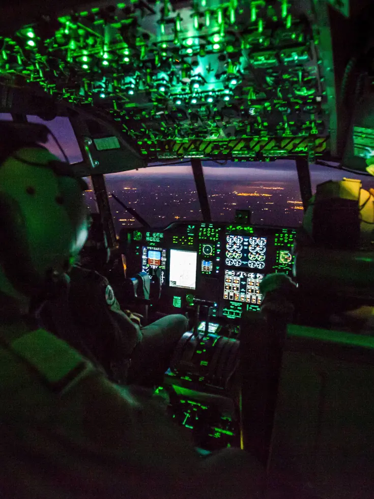 Cockpit van militair vliegtuig bij avond.
