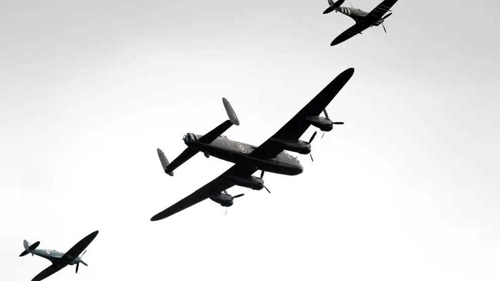 3 bommenwerpers  in de lucht.