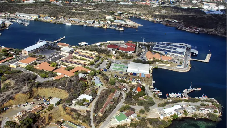 Luchtfoto van de marinekazerne in Parera (Curaçao).