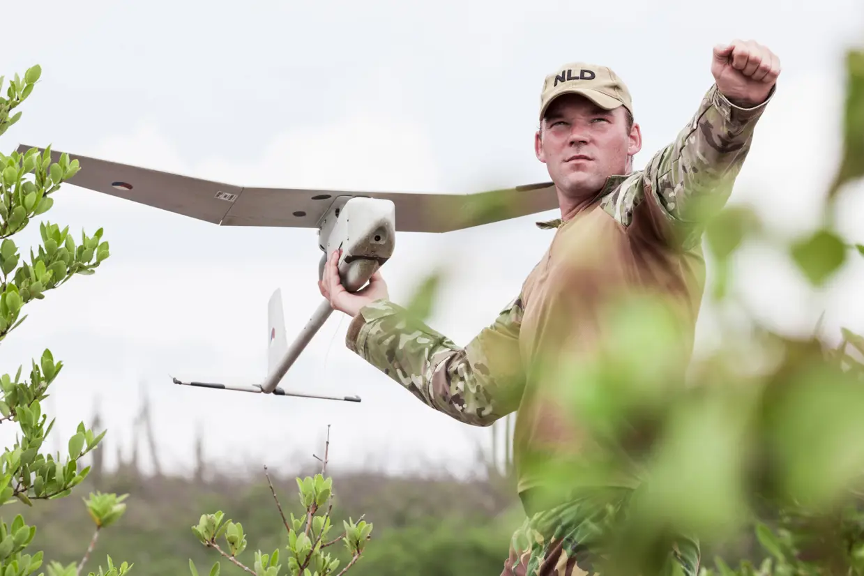 Een landmachtmilitair lanceert een Raven.