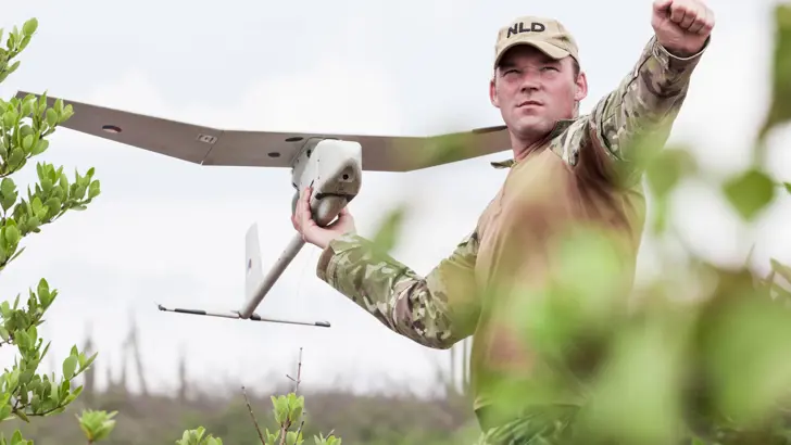 Een landmachtmilitair lanceert een Raven.