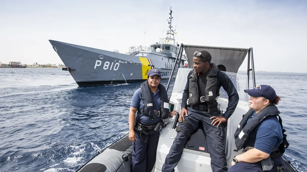 Een marechaussee met 2 Caribische kustwachtmedewerkers in een RHIB.