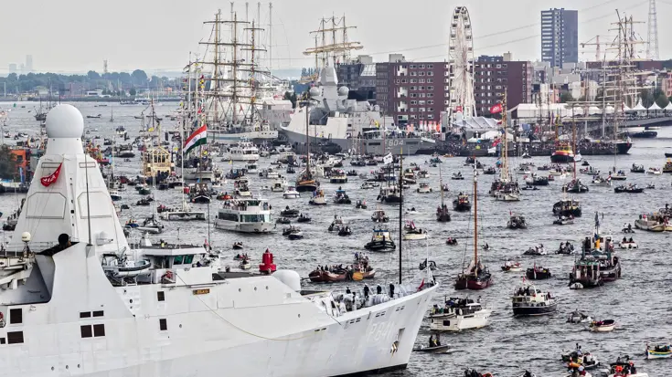 Archieffoto van Sail 2015. Nu, tien jaar later, zijn er zo'n 10.000 vaartuigen, waaronder marineschepen.