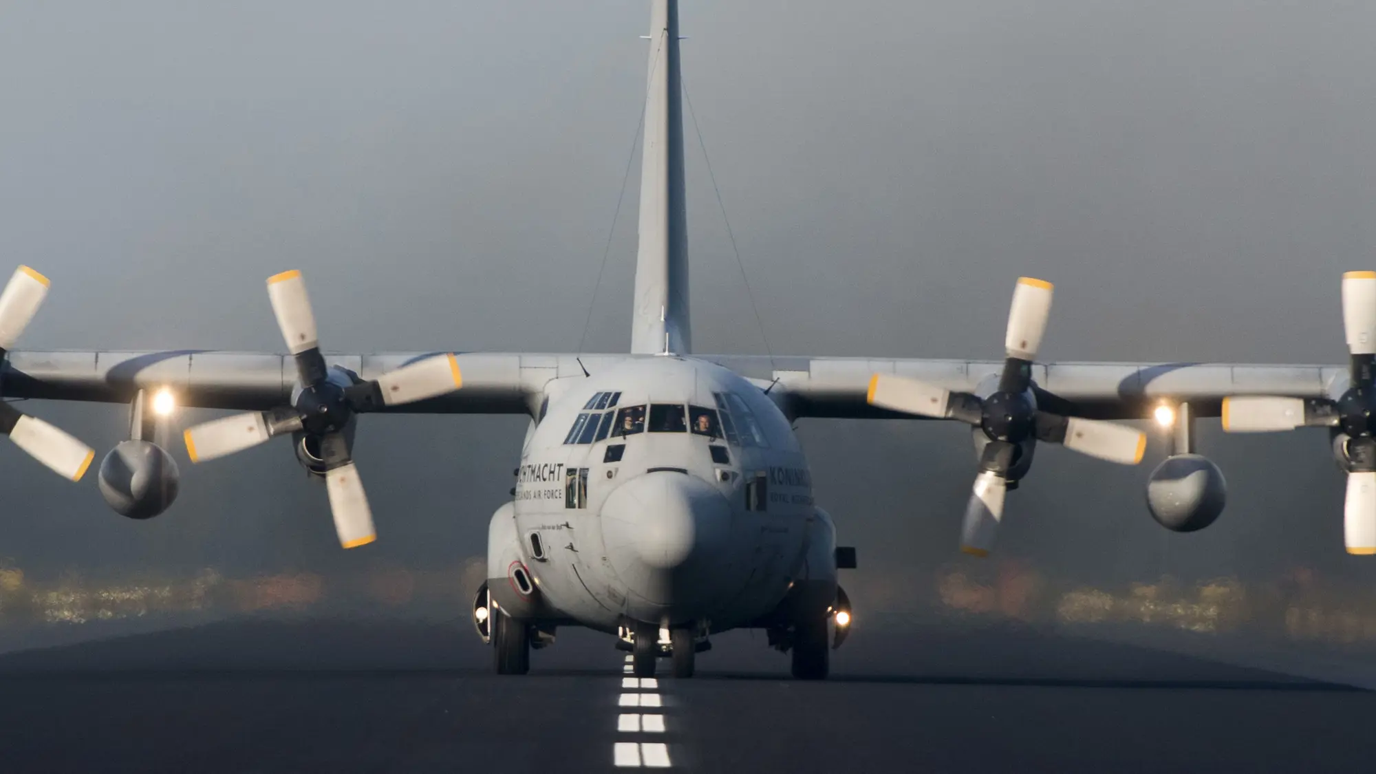 C-130 Hercules-transportvliegtuig op startbaan.