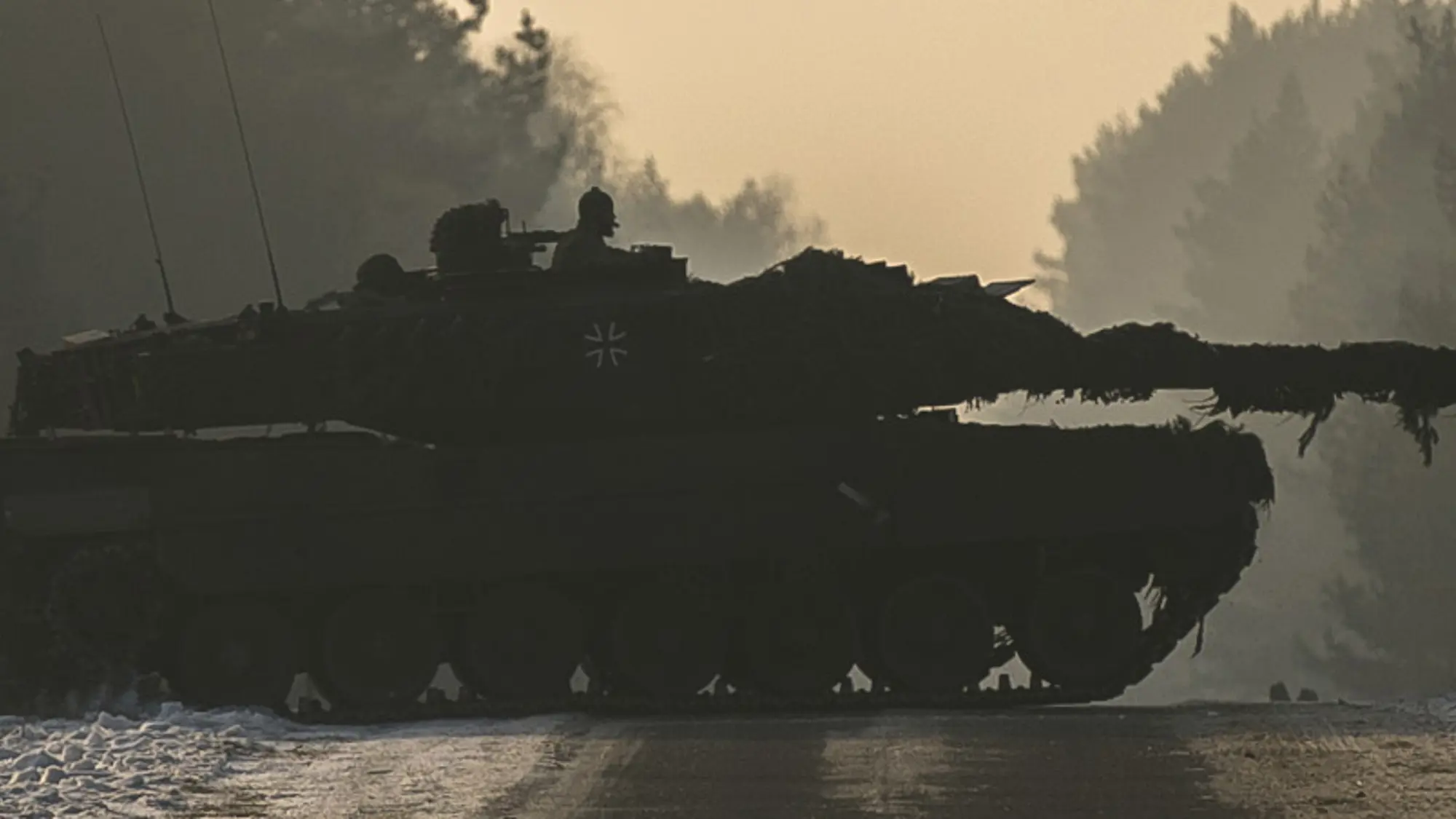 Leopard 2 A6-gevechtstank rijdt over bospad.
