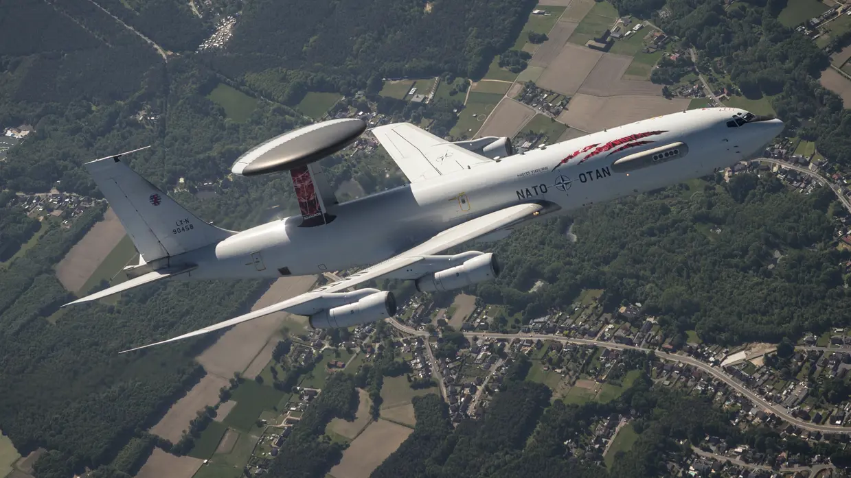  Luchtfoto van een een vliegende Boeing E-3 AWACS, van bovenaf bekeken.