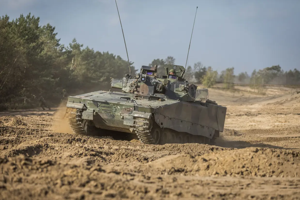 Een CV90 tijdens een oefening.
