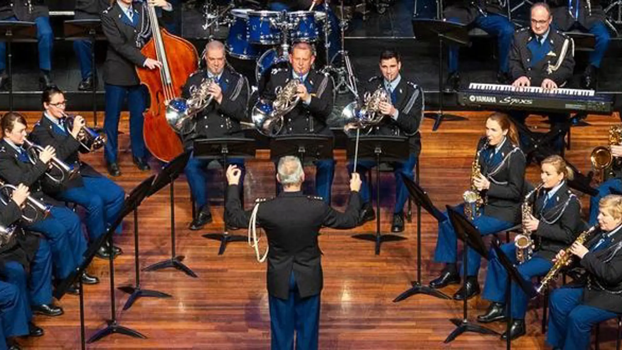 Orkest Koninklijke Marechaussee tijdens uitvoering.