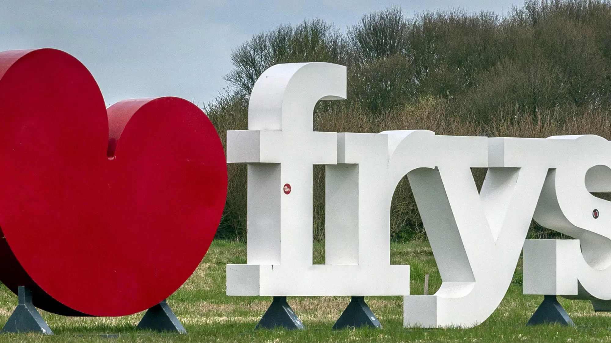 Groot rood hart met daarnaast letters die het woord 'fryslân' vormen.