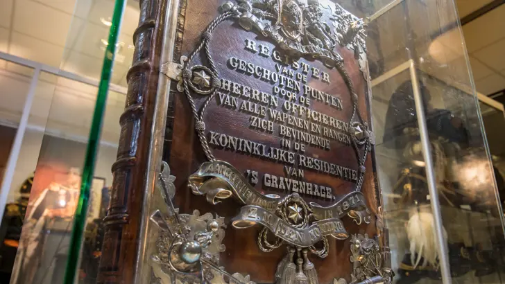 Schietboek geschonken door Koning Willem III  met de tekst 'Register van de geschoten punten door de heeren officieren van alle wapenen en rangen zich bevindende in de Koninklijke Residentie van 's Gravenhage.