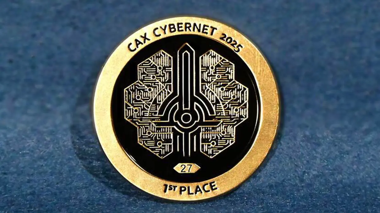 Goudkleurige munt van CAX CyberNet 2025.