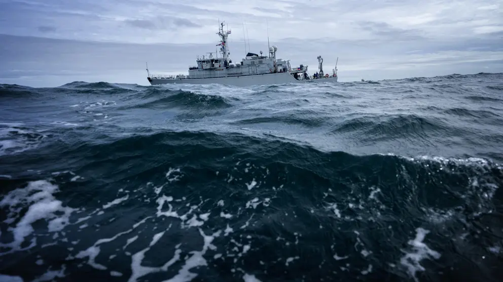 Een marineschip op zee. 