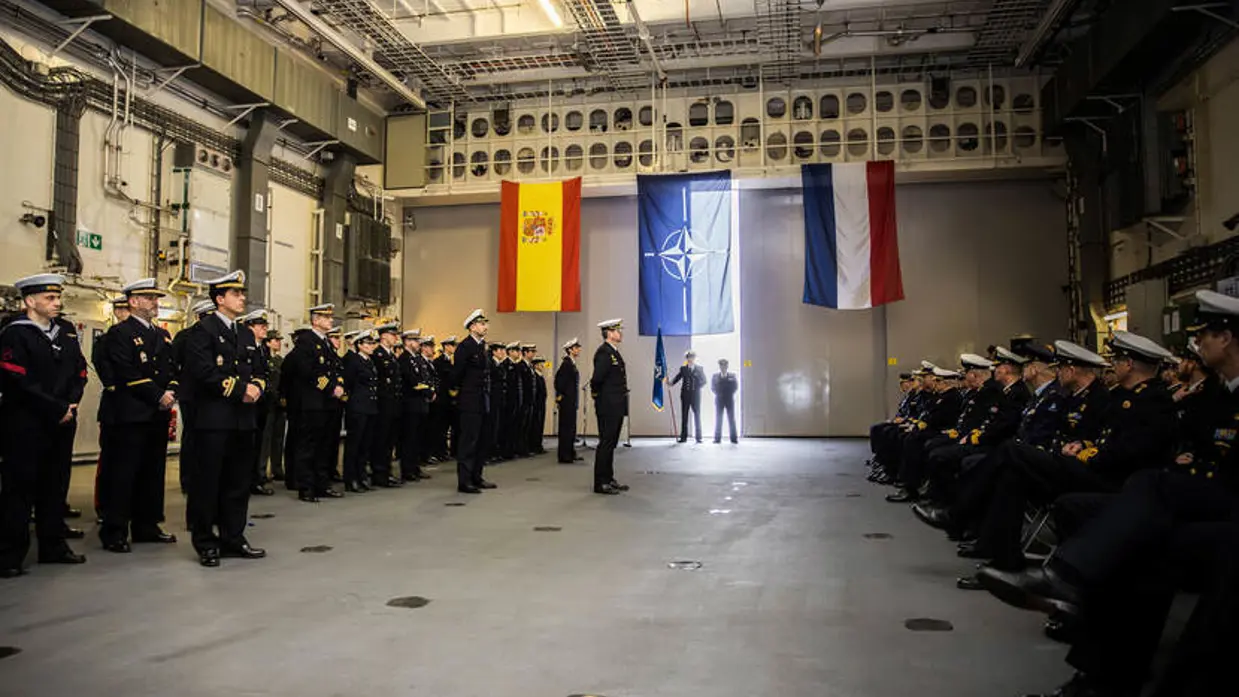 Nederlandse en Spaanse mariniers staan in de hangaar van Zr.Ms. Johan de Witt in Den Helder.