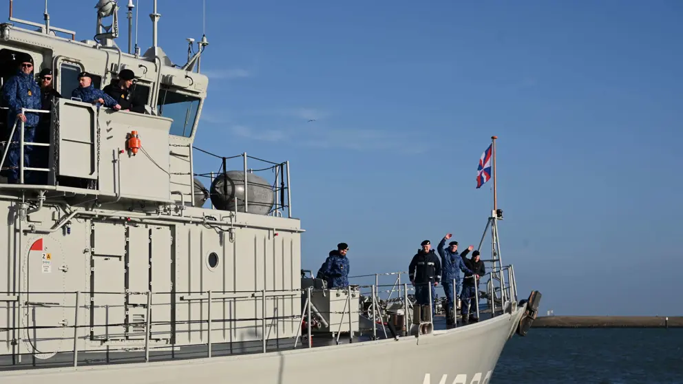 De voorkant van Zr.Ms. Schiedam met een aantal mariniers.