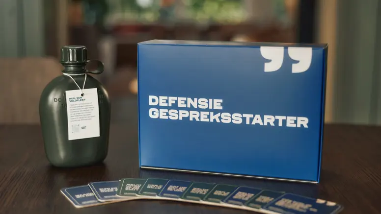 Veldfles en pc-scherm met daarop de tekst: Defensie Gespreksstarter.