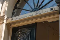 Bovenkant voordeur Ministerie van Defensie.