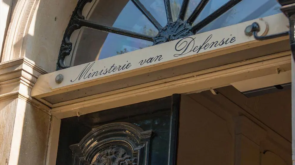 de deur van het ministerie.