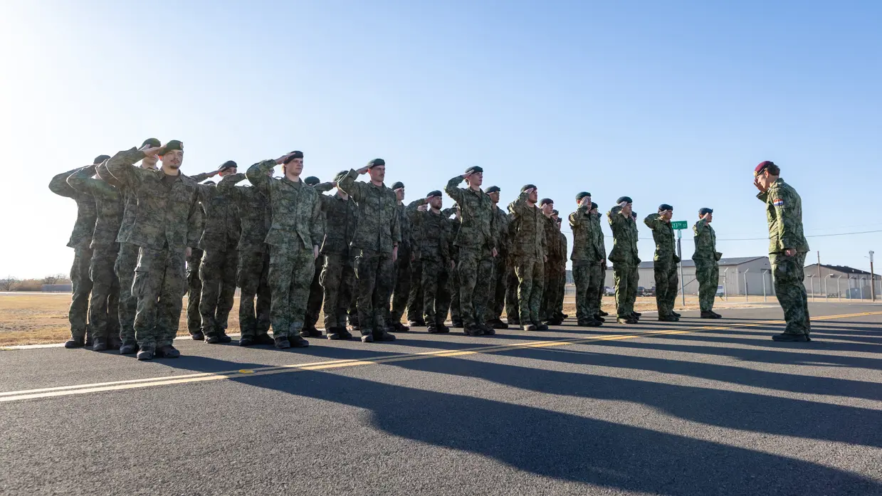 Dienjaarmilitairen in de houding voor hun commandant.