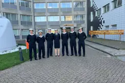 De nieuwe lichting dienjaar militairen op een rij voor het gebouw van de marine opleidingen.