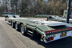 Dieplader van Defensie vanaf achteren gefotografeerd