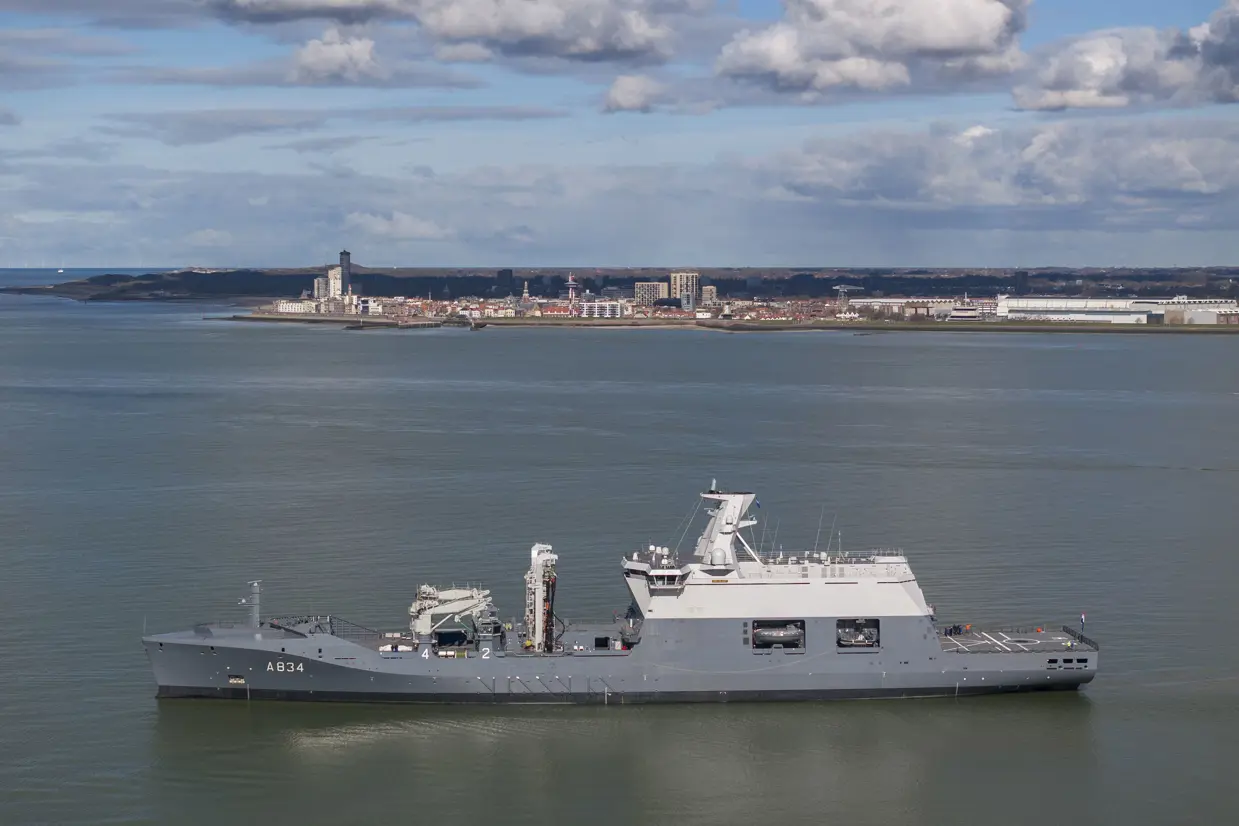 Zr.Ms. Den Helder op zee.