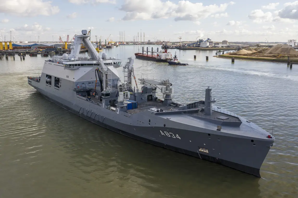 Zr.Ms. Den Helder in de haven.