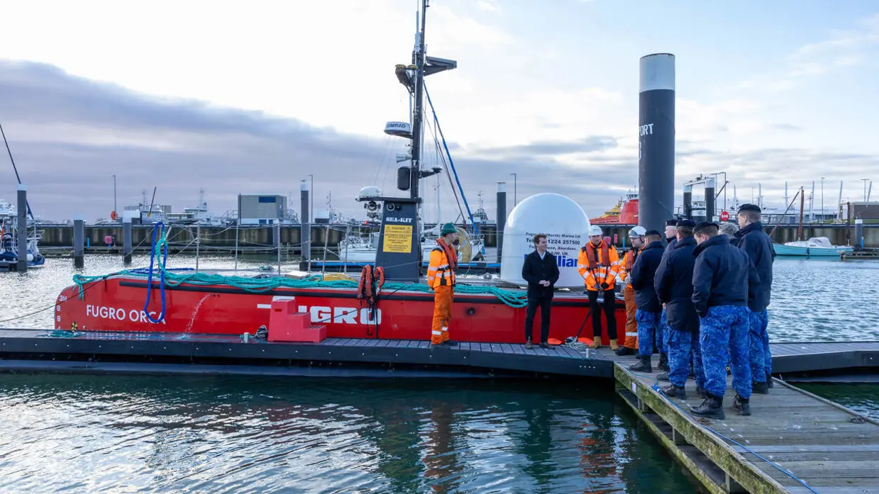 Onbemand vaartuig met apparatuur ligt aan de steiger.