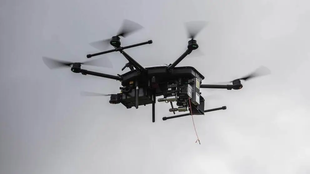 Een drone in de lucht.