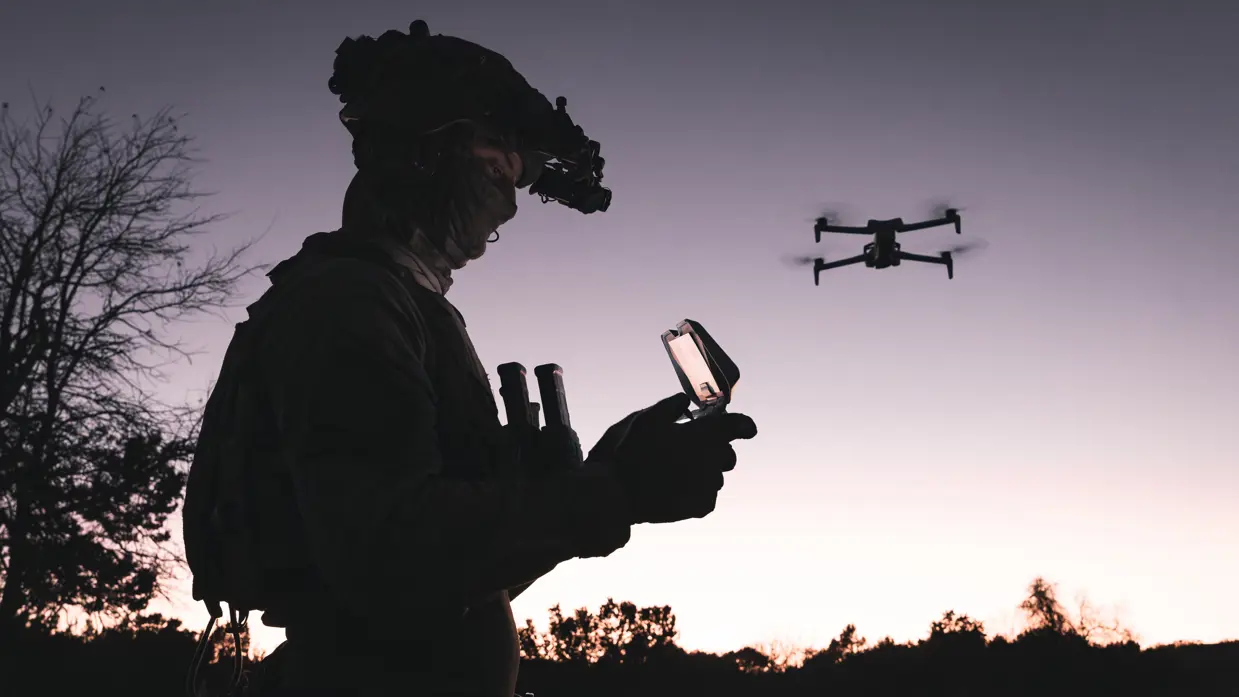 Een operator bestuurt een drone.