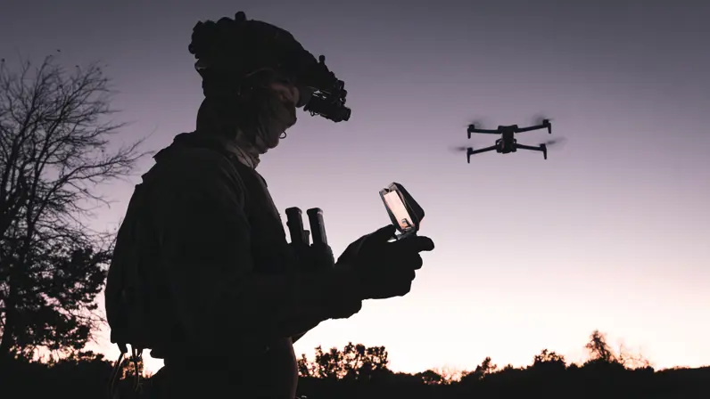 Een operator bestuurt een drone.