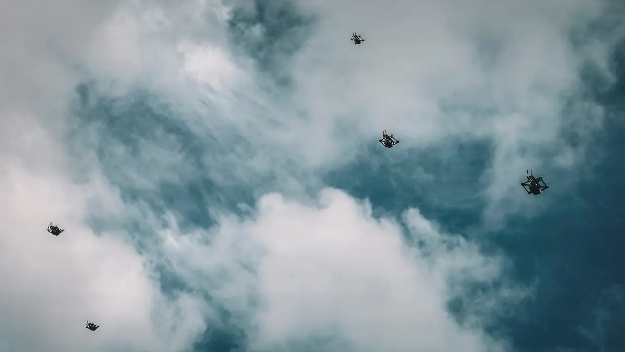 Een groep drones in de lucht.