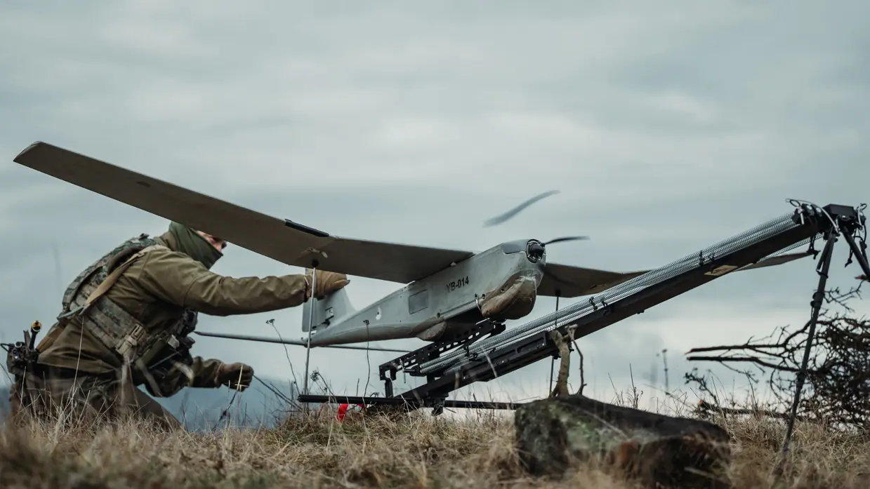 Een drone wordt klaargemaakt voor vertrek.